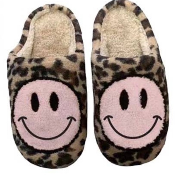 Shoes - NWT SMILEY FACE SLIPPERS! BLUSH CHEETAH